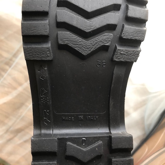 Burberry rain boots!! - Picture 7 of 7